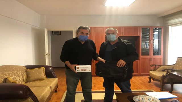 Maske, el dezenfektanı ve evrak çantası dağıtımı sürüyor