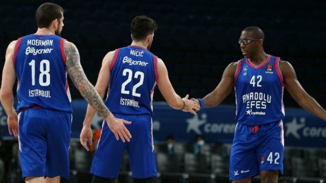 Anadolu Efes finale çıkıyor