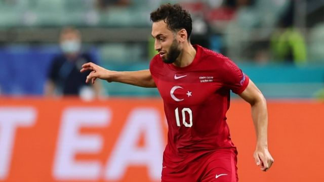 Hakan Çalhanoğlu bir devden, başka bir deve transfer oluyor