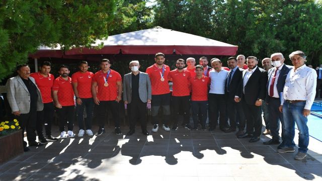 Mansur Yavaş, Olimpiyatlara katılan EGO ve ASKİ sporcularıyla bir araya geldi