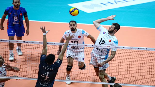 Halkbank beş sette galip