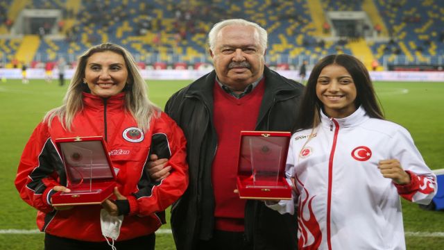 Melike Gençaslan'a plaket