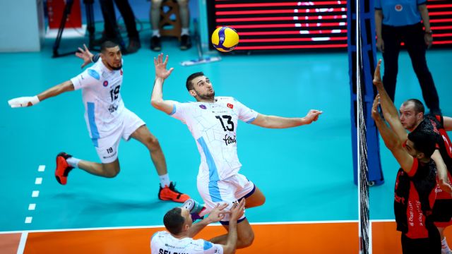 Halkbank yarı final aşkına