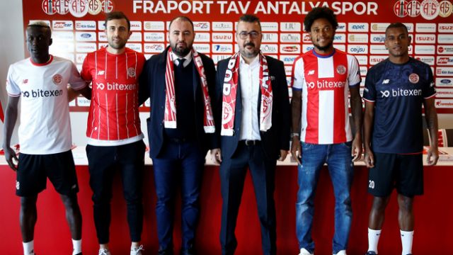 Antalyaspor'da imza şov vardı