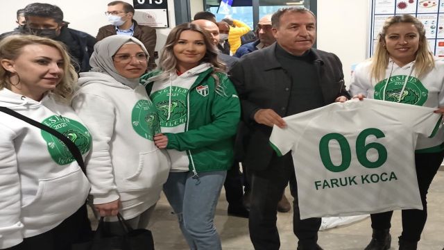 Bursasporlu taraftarlardan başkan Faruk Koca'ya forma hediyesi