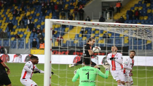 Galibiyet son dakikada kaçtı 2-2