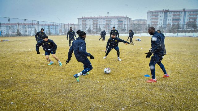 Güçlüler son çalışmayı kar altında yaptı