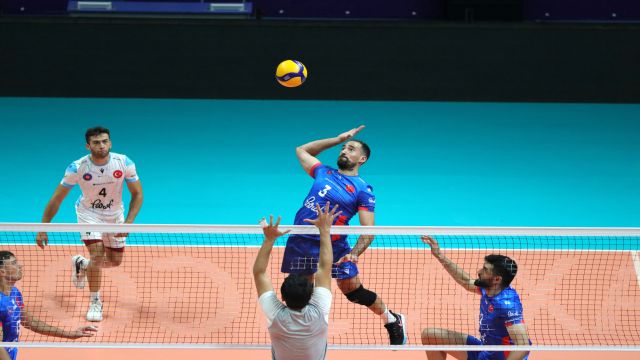 Halkbank ilk maçında galip