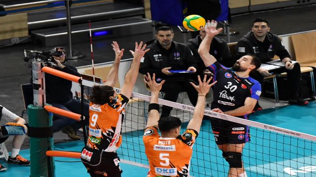 Lider Halkbank Bursa’ya konuk oluyor