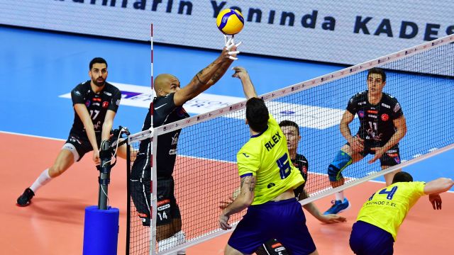 Müthiş maçta, Halkbank, Fenerbahçe'yi devirdi 3-2