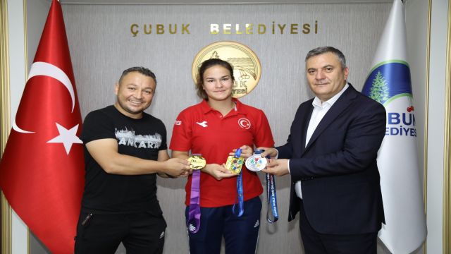 Çubuk'lu Milli Sporcu Tuana Gülenay, Belediye Başkanı'nı ziyaret etti