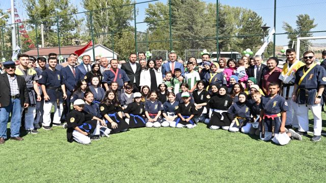 Yenilenen Lalahan Atatürk Stadı açıldı