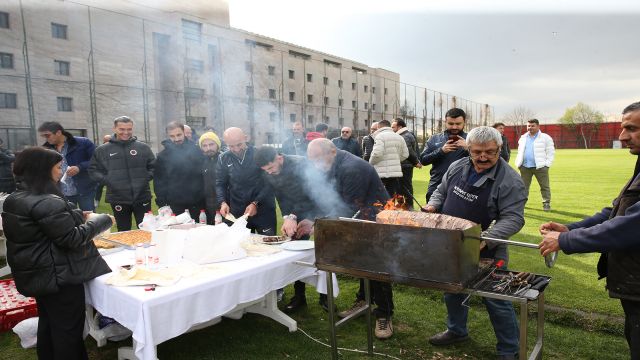 Gençlerbirliği yönetim kurulu üyesinden takıma cağ kebabı jesti