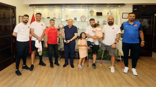 Şampiyon Ampute Millileri, Fethi Yaşar’ı ziyaret etti