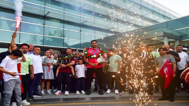 Olimpiyat üçüncüsü Taha Akgül, Başkent'te coşkuyla karşılandı