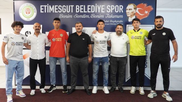 Etimesgut Belediyespor 8 oyuncuya toplu imza attırdı