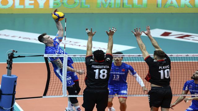 Derbide Halkbank lideri devirdi