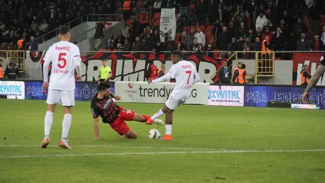 Ahlatcı Çorum FK 1- Siltaş Yapı Pendikspor 0