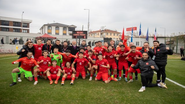 Kaptanlığını Arda Ünyay'ın yaptığı Milli takım, Fransa'yı devirdi. 