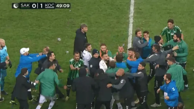 Sakaryaspor - Kocaelispor maçı olaylı geçti