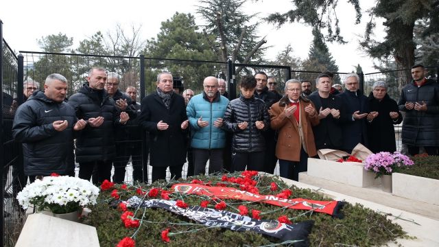 Gençlerbirliği camiası, kulübün onursal başkanı İlhan Cavcav'ı mezarı başında andı