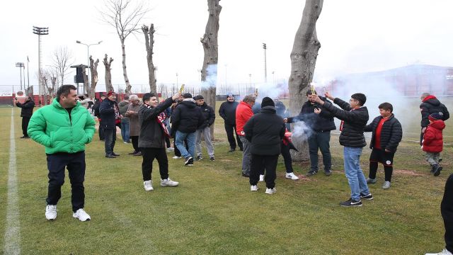 Taraftarlardan deplasman öncesi meşaleli destek